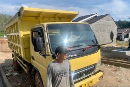 Sopir truk keluhkan Jembatan Paringin belum dibuka untuk truk