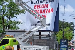 BPPD Sidoarjo tutup tiga reklame di Sukodono karena tidak bayar pajak