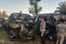 Pecah ban, Mopen L300 terjadi laga kambing.