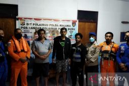 Tim SAR evakuasi dua penumpang perahu mengalami bocor di Pulau Manipa, perhatikan kelayakan armada