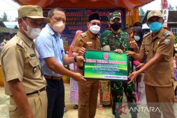 Indocement bangun Poskesdes Langadai