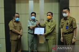 Wali Kota berikan penghargaan kepada badan pertanahan. Ini prestasinya