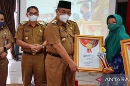 Pemkab HSS serahkan hadiah bagi  kelompok  inovasi