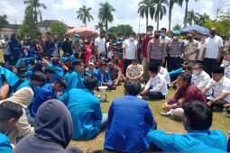 Temui pengunjuk rasa Gubernur Haris duduk bersama mahasiswa