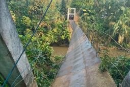 Jembatan gantung nyaris putus dan jatuhkan belasan pelajar di Tanjabbar