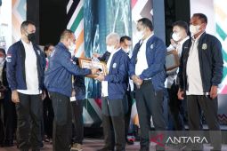 Gubsu serahkan 2 penghargaan kepada Bupati Asahan
