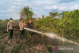 Kapolres Kayong Utara turun langsung padamkan api di lahan gambut