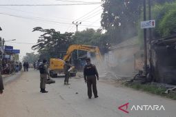Puluhan bangunan liar di Jalan Bosih Raya Bekasi dibongkar