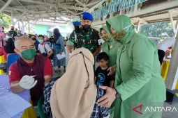 Ratusan peserta vaksinasi "booster" di Surabaya dapat minyak goreng gratis