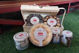 J&C Cookies dan Saung Angklung Udjo kolaborasi buat "hampers"