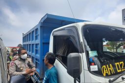 Polisi Jambi usir truk batu bara yang antre solar di SPBU dalam kota