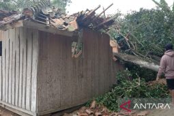 Angin kencang rusak tempat ibadah di Pamekasan