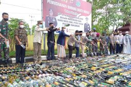 Jaga Ramadhan, Forkopimda Sukabumi musnahkan ribuan botol miras