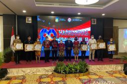 KPID Papua anugerahi Gubernur Enembe "Bapak Peduli Penyiaran"