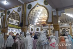 Ratusan masyarakat Bengkulu laksanakan sholat tarawih tanpa pembatas