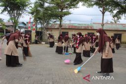 Jelang Ramadhan, pelajar kota Barabai gotong-royong bersihkan masjid