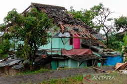 Angin puting beliung rusak pabrik dan rumah warga di Garut