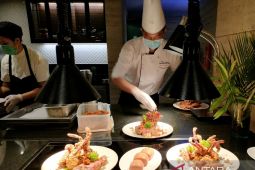 Nikmati laksa dan kepiting racikan Chef Singapura dan Bali