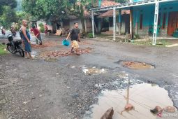 Pemudik diimbau hati-hati melintasi jalur rawan longsor di Cianjur