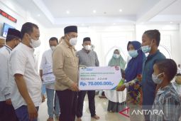 Bupati Bone Bolango serahkan santunan JKK dari BPJamsostek