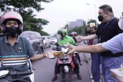 Bantu MBR, "Rocket" Surabaya bagikan ratusan paket sembako