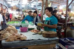 Harga daging ayam dan telur di Jember naik pada awal Ramadhan