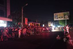Ribuan Masyarakat Padati Areal Depan Gedung Suzuya Mall yang terbakar