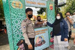Polres Bogor bagi-bagi takjil gratis selama Ramadhan 1443 H
