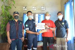 Dua warga Bangka Selatan terima bantuan biaya pengobatan dari PT Timah Tbk