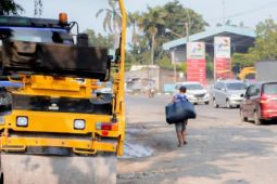 Pemkab tambal jalan akses Gerbang Tol Karawang Timur