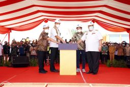 Menperindag resmikan dermaga bongkar muat gula mentah