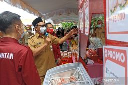Gubernur Kalsel tinjau pasar murah