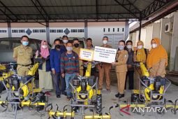 Disket Pangan Kalbar beri penghargaan  kelompok P2L berupa kultivator