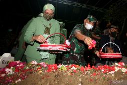 Kasad Ziarah Makam Sertu Eka Andriyanto Hasugian