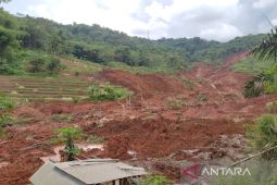 Seorang petani lansia selamat setelah terseret tanah longsor di Garut