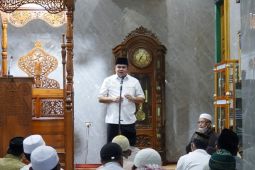 Bupati Lampung Tengah sholat tarawih di Masjid Istiqlal Bandar Jaya