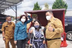 Bupati Dairi bantu kendaraan roda tiga penyandang disabilitas