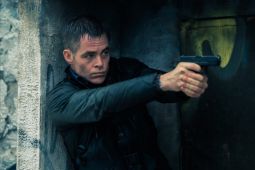 Aktor Chris Pine sebagai tentara bayaran di film "The Contractor"