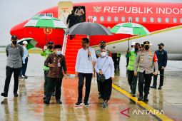 Hujan gerimis sambut kedatangan Presiden Jokowi di Bandara Jambi