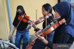 Ngabuburit dengan Belajar Biola di Jombang