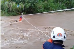 Petugas BPBD Blitar selamatkan dua pemancing terjebak banjir