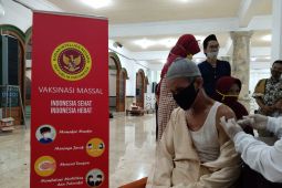 Usai Tarawih, ratusan jamaah Masjid Agung Tulungagung antre suntik vaksin