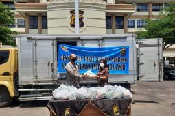 Polda Jambi salurkan bantuan sembako dari bank untuk warga