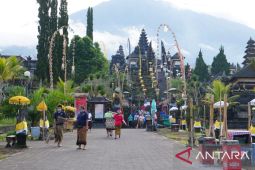 Bupati Karangasem bergotong royong bersihkan areal Pura Agung Besakih