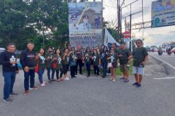 Keluarga Pendeta GMIM Wilayah Kawangkoan II berdiakonia-bagi takjil di Gorontalo