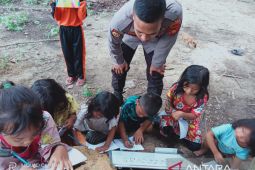 Polisi asal SAD ajarkan baca tulis anak rimba di kawasan Air Hitam Sarolangun