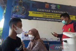 Polresta Cirebon gencarkan vaksinasi penguat di terminal bus