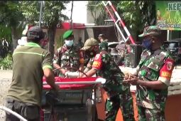 Kodim 0832 Surabaya Selatan bagikan paket beras untuk warga