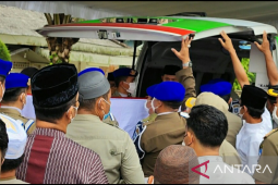 Jenazah almarhum Hudarni Rani tiba di rumah duka, selanjutnya dibawa ke majid Muhajirin untuk di Salatkan
