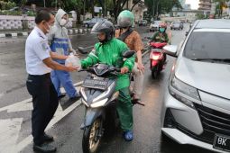 Dishub Kota Medan atur lalu lintas sambil  serahkan takjil Ramadhan